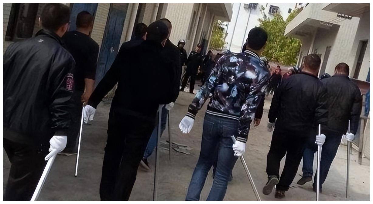 卫在监狱享受生活把女狱警当情妇还控制警察j9九游真人游戏第一平台辽宁黑老大邹显(图1)