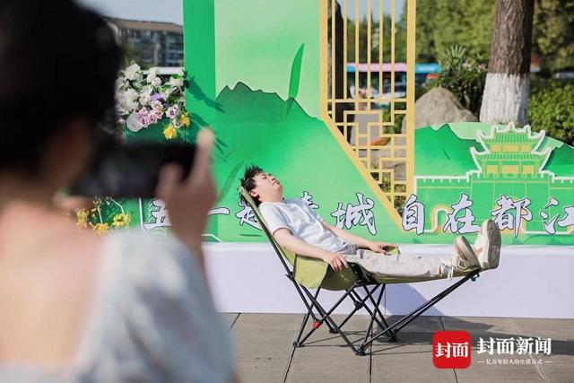 游客沉浸式互动 解锁新玩法j9九游会登录五一趣游都江堰(图2)